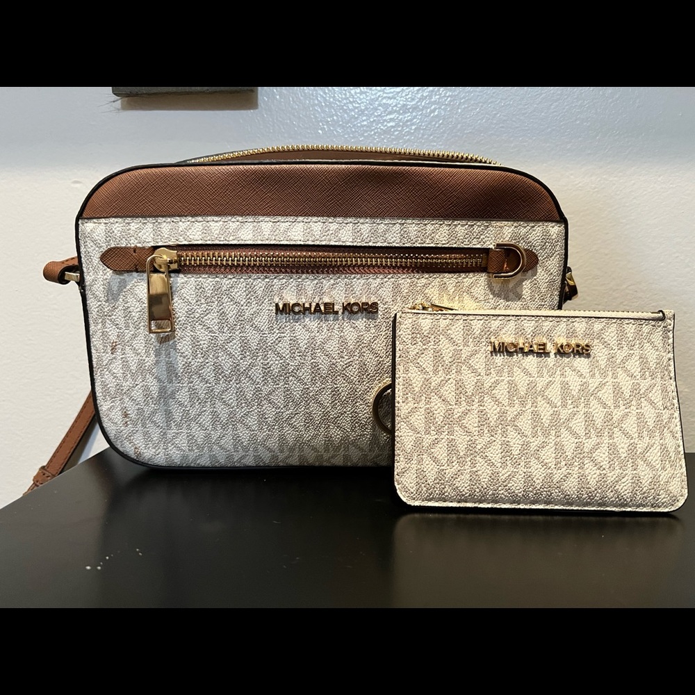 White Michael Kors Jet Set Large Crossbody set.